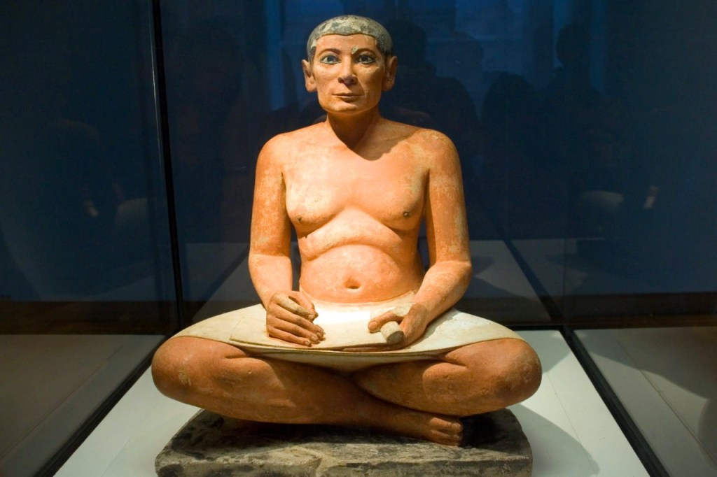 Esta escultura, Escriba sentado, tem mais de 4.500 anos