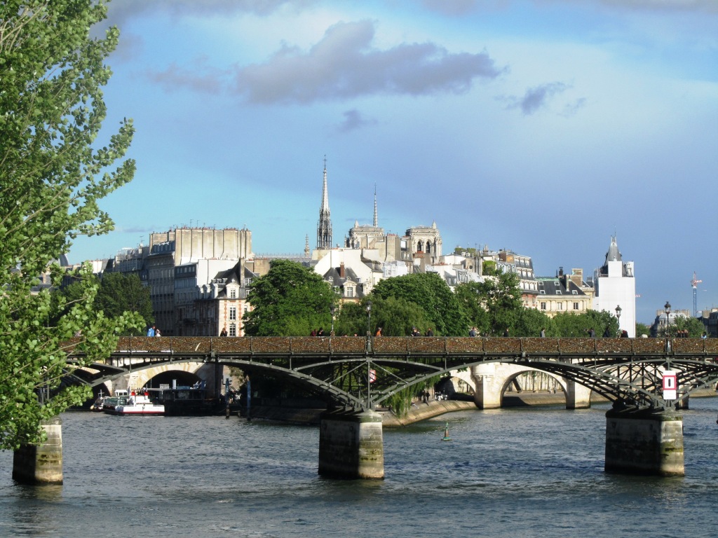 A badalada ponte dos cadeados sobre o rio Sena
