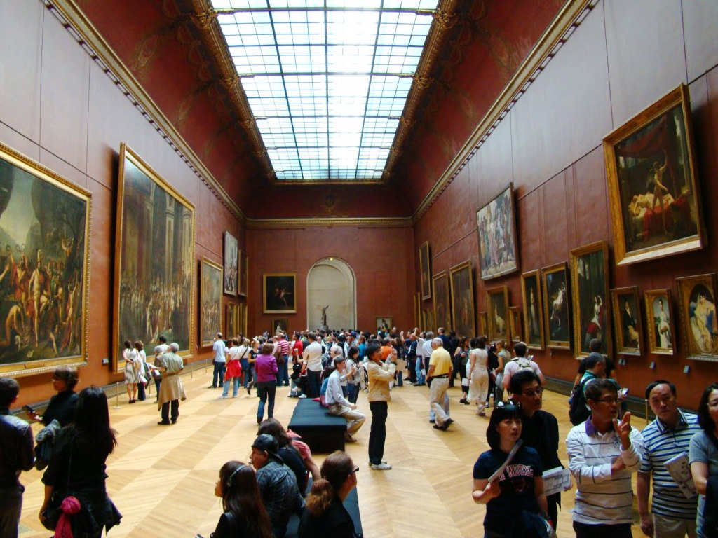Salão das Artes com a "Coroação de Napoleão" à esquerda (tela maior)